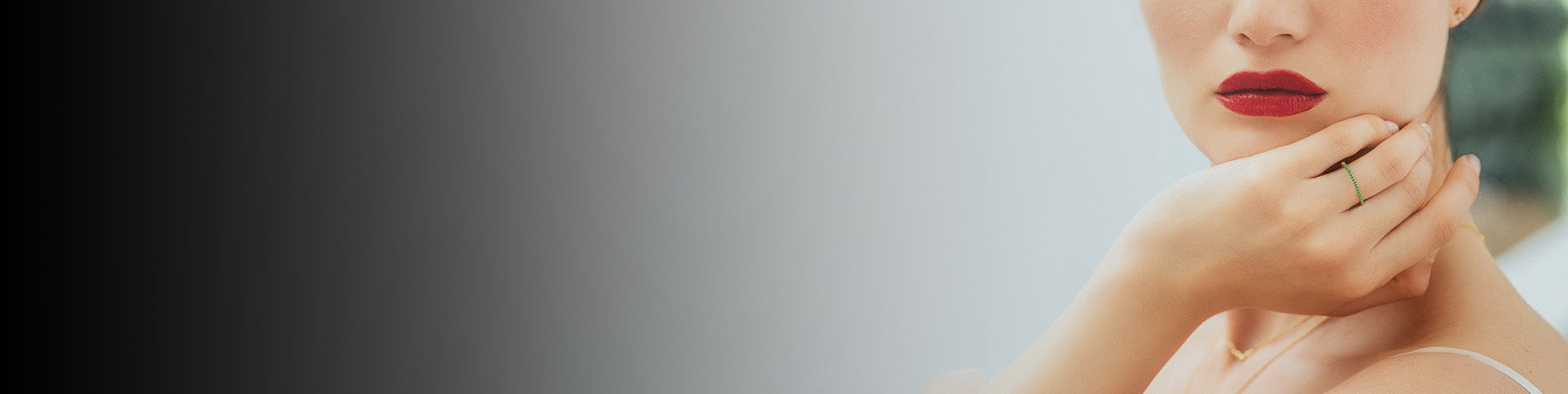 Emerald ring yellow gold 18K worn by woman with red lips, elegant refined fine jewellery