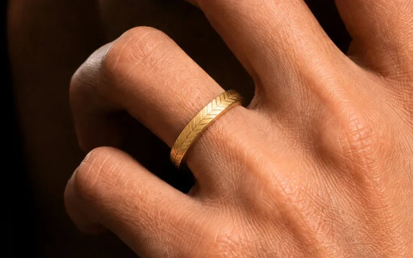 Bague chevron en or jaune 18 carats portée, bijou fin pour peau sensible Mayuri