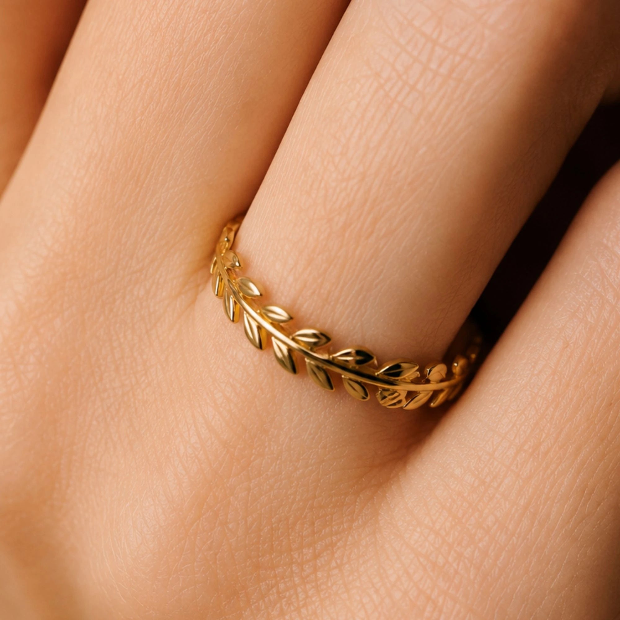 Daphné women's yellow gold wedding ring worn on the finger