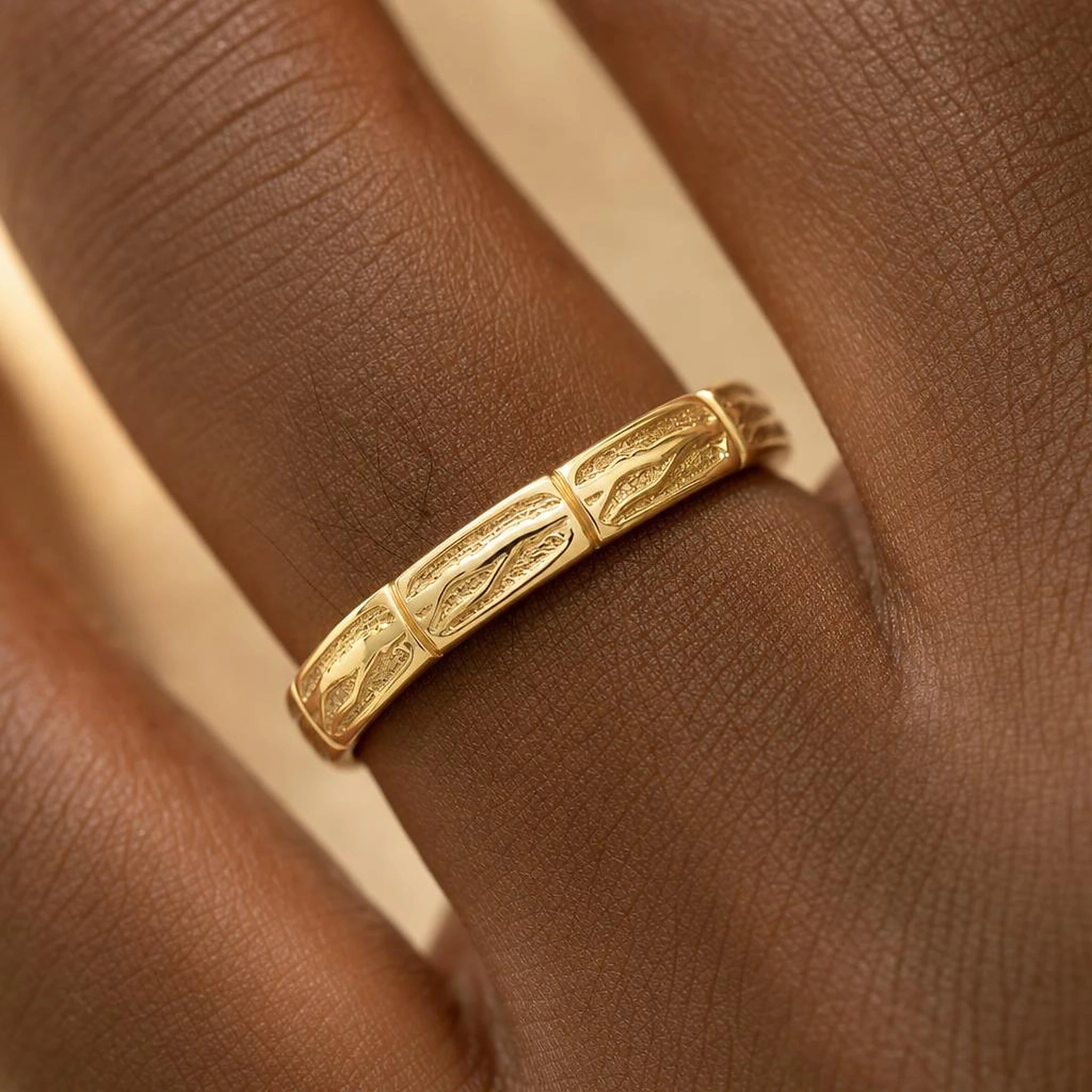Sobek 2.7mm ring worn on the finger, macro on the crocodile scales in yellow gold