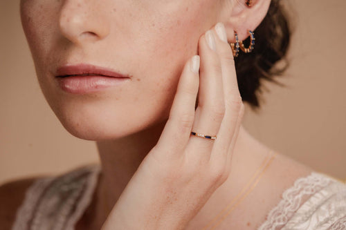 The Moksha wedding ring in 18K yellow gold set with Sapphires and Diamonds by Mayuri