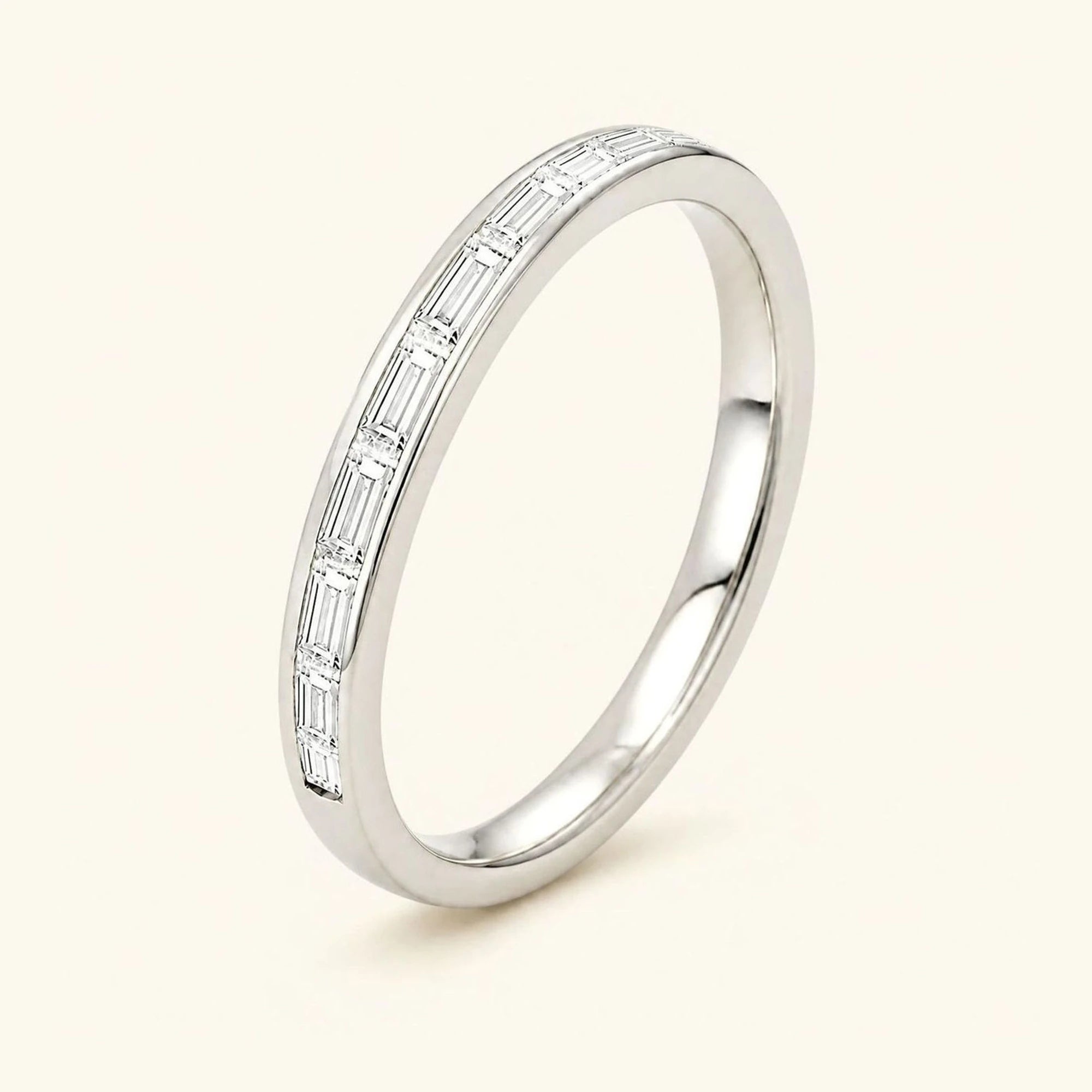Alliance semi-éternité baguette de diamants blancs pour homme en or blanc