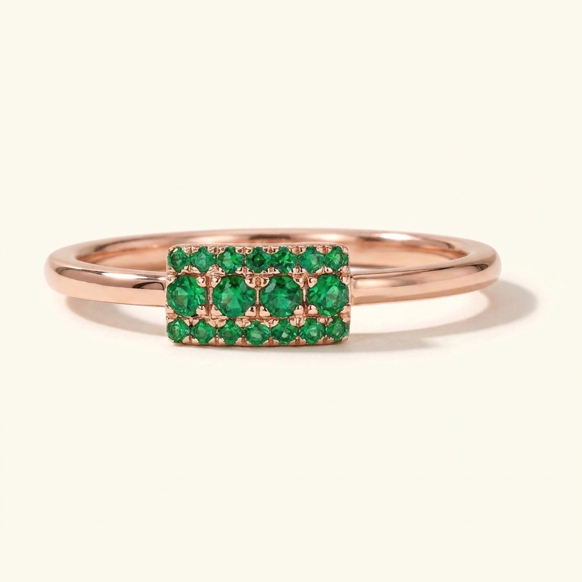 Bague art déco Sapna XL en or rose sertie d'émeraudes