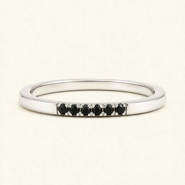 Bague fine pavée de diamants noirs en or blanc