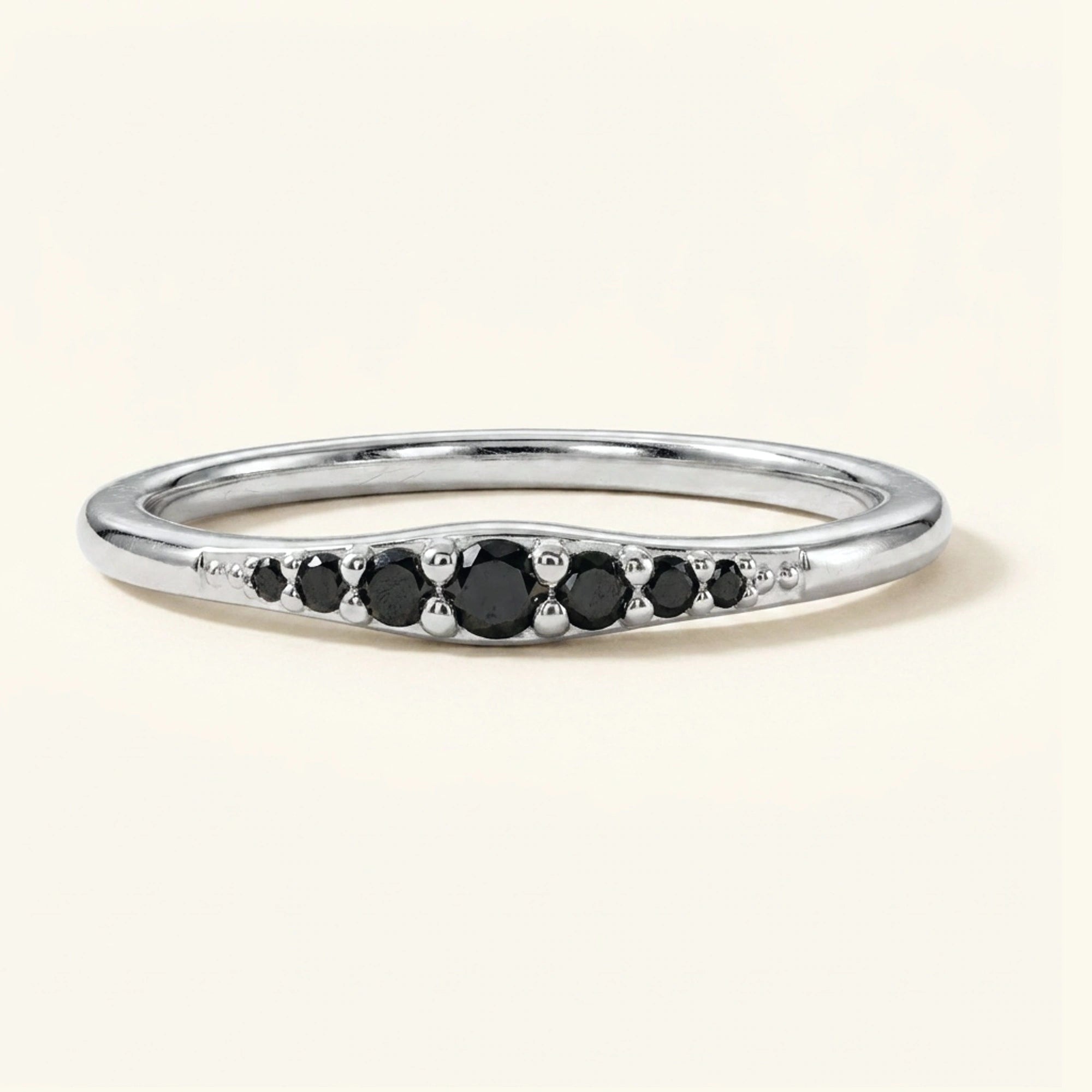 bague Sushma en or blanc sertie de 7 diamants noirs