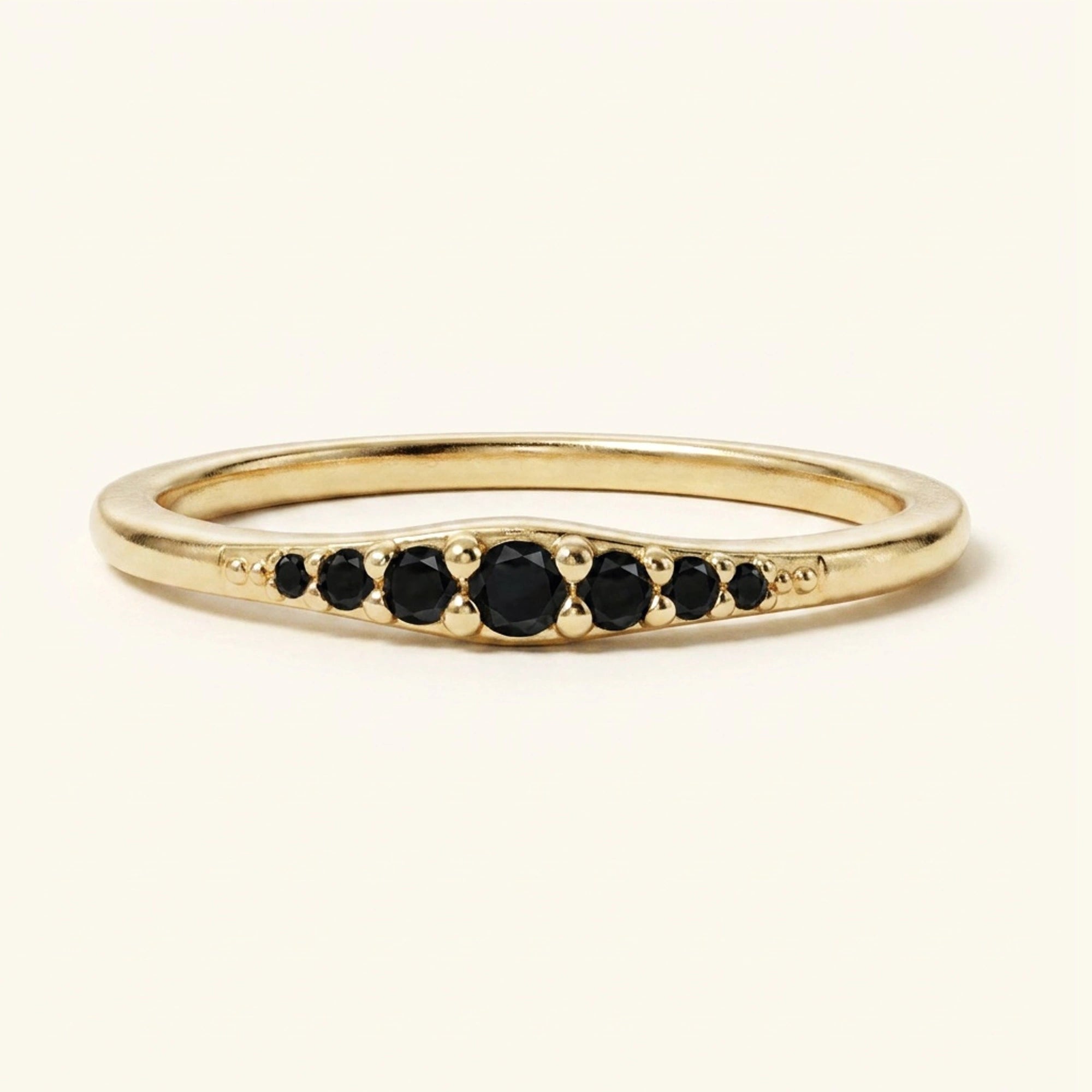 bague Sushma en or jaune sertie de 7 diamants noirs