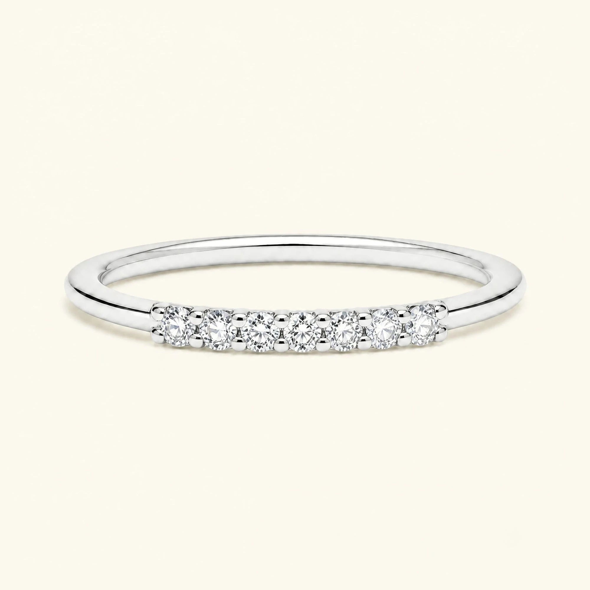 Alliance pavée de 7 diamants Vadha en or blanc