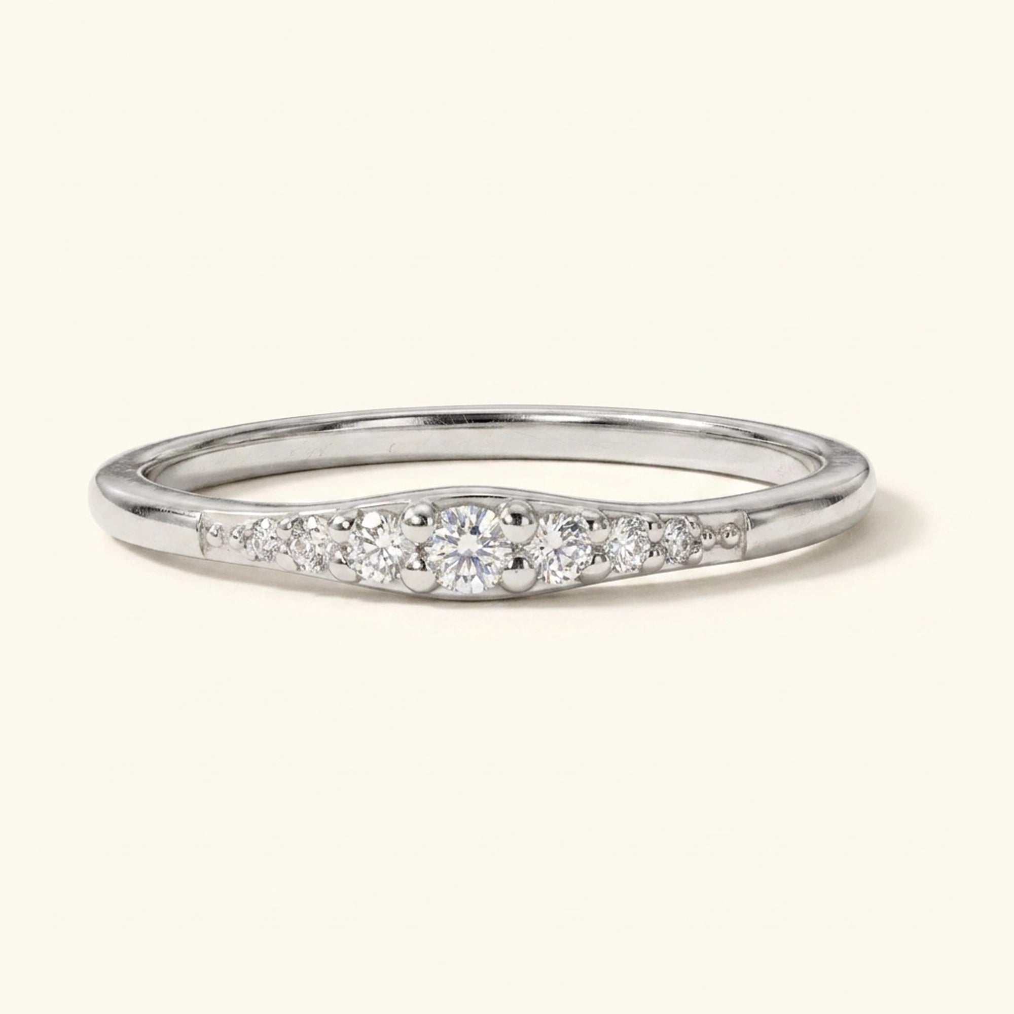 Sushma wedding ring pavé with gradient diamond in white gold