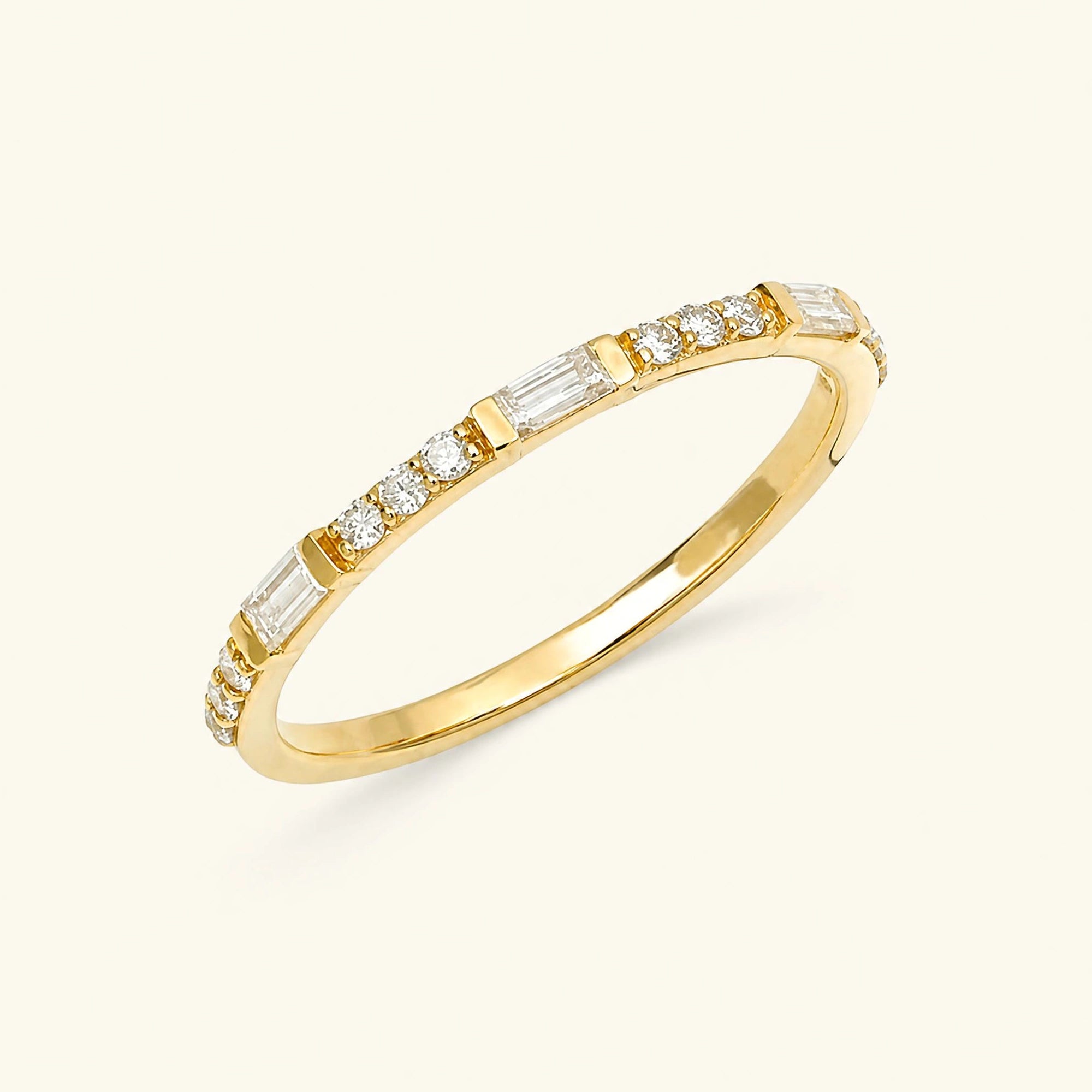 Bague semi eternitée baguette et diamant rond en or jaune