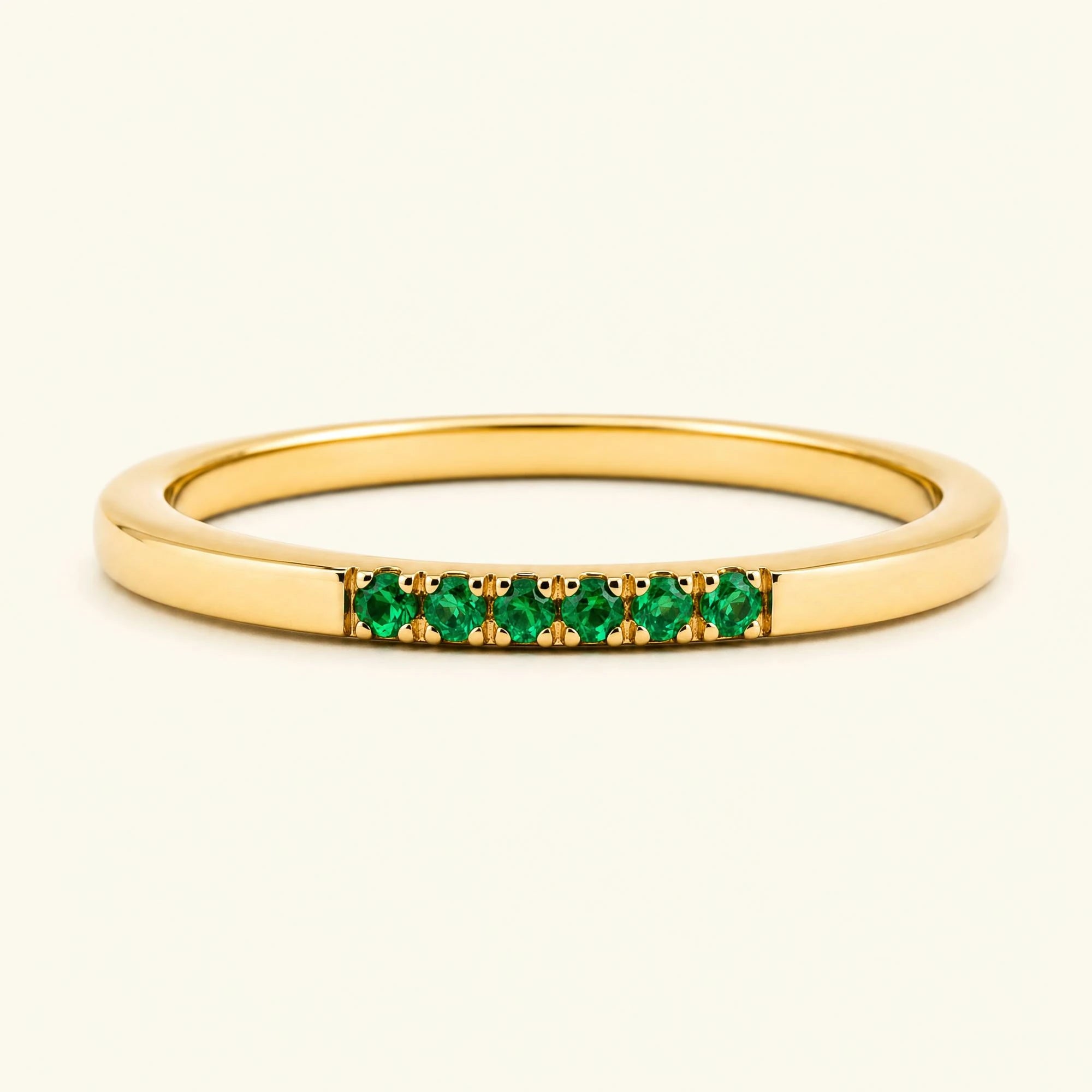 Bague fine pavée d'émeraudes en or jaune