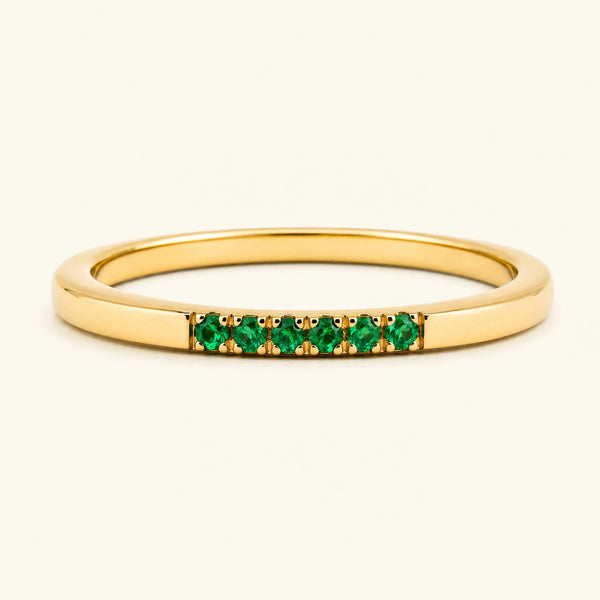 Bague fine pavée d'émeraudes en or jaune