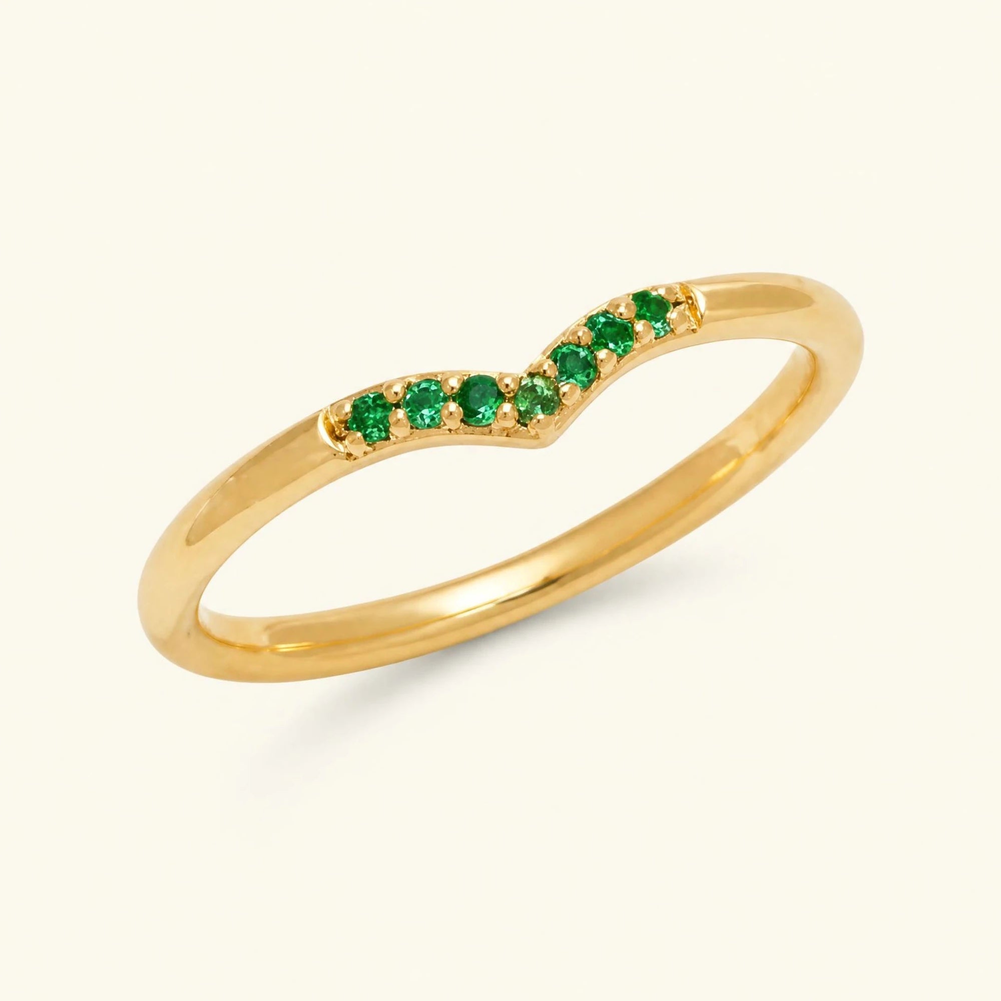 Bague chevron pavée d'émeraudes en or jaune