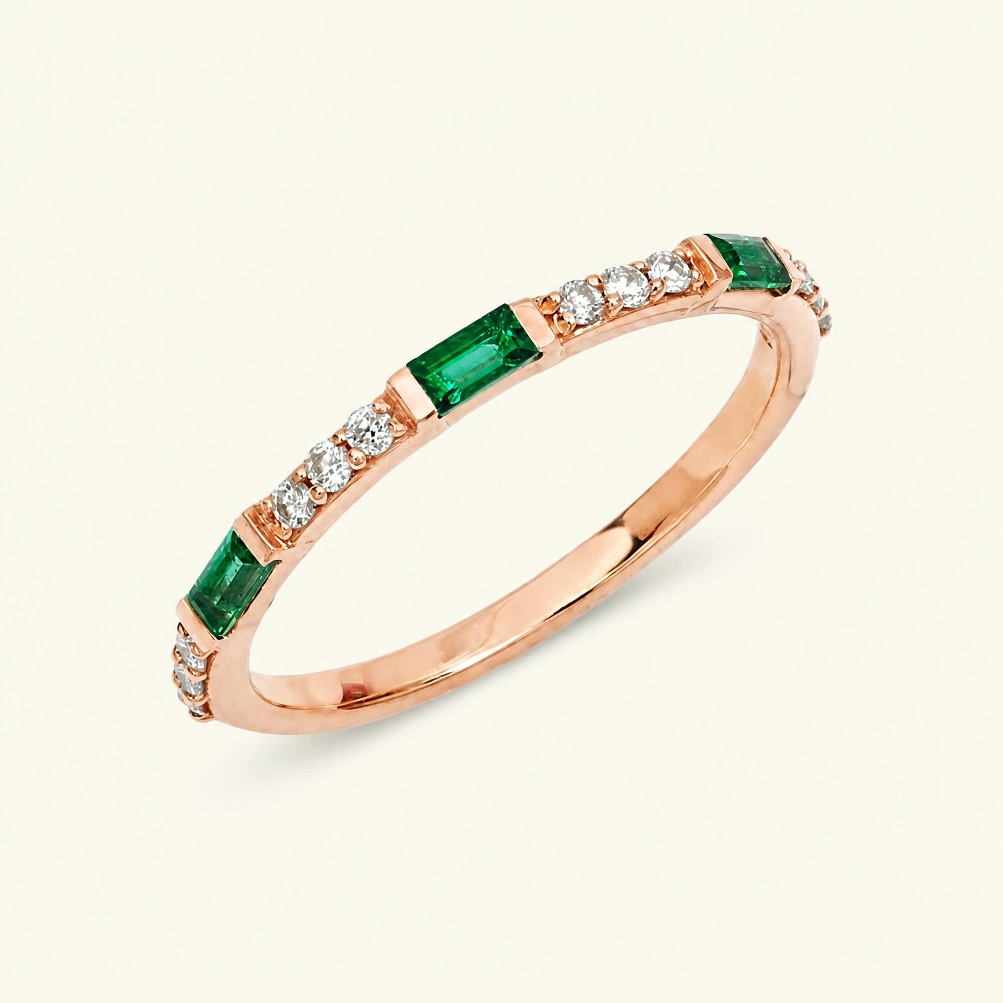 Bague semi eternitée baguette émeraude et diamants ronds en or rose 18cts