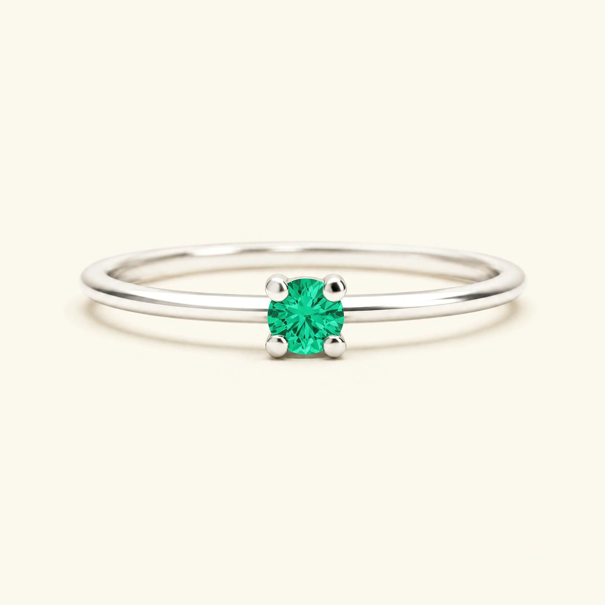 Saral ring in white gold set with an emerald