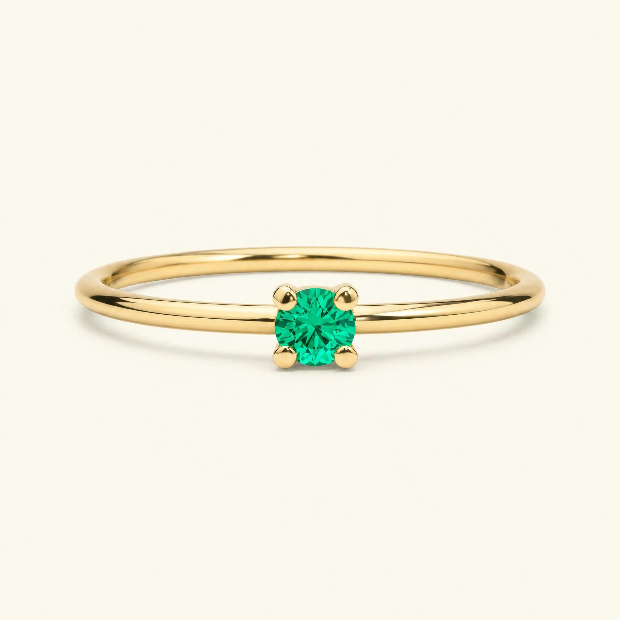 Bague Saral en or jaune sertie d'une émeraude