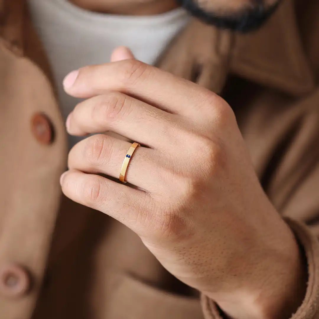 Alliance saphir pour homme portée au doigt