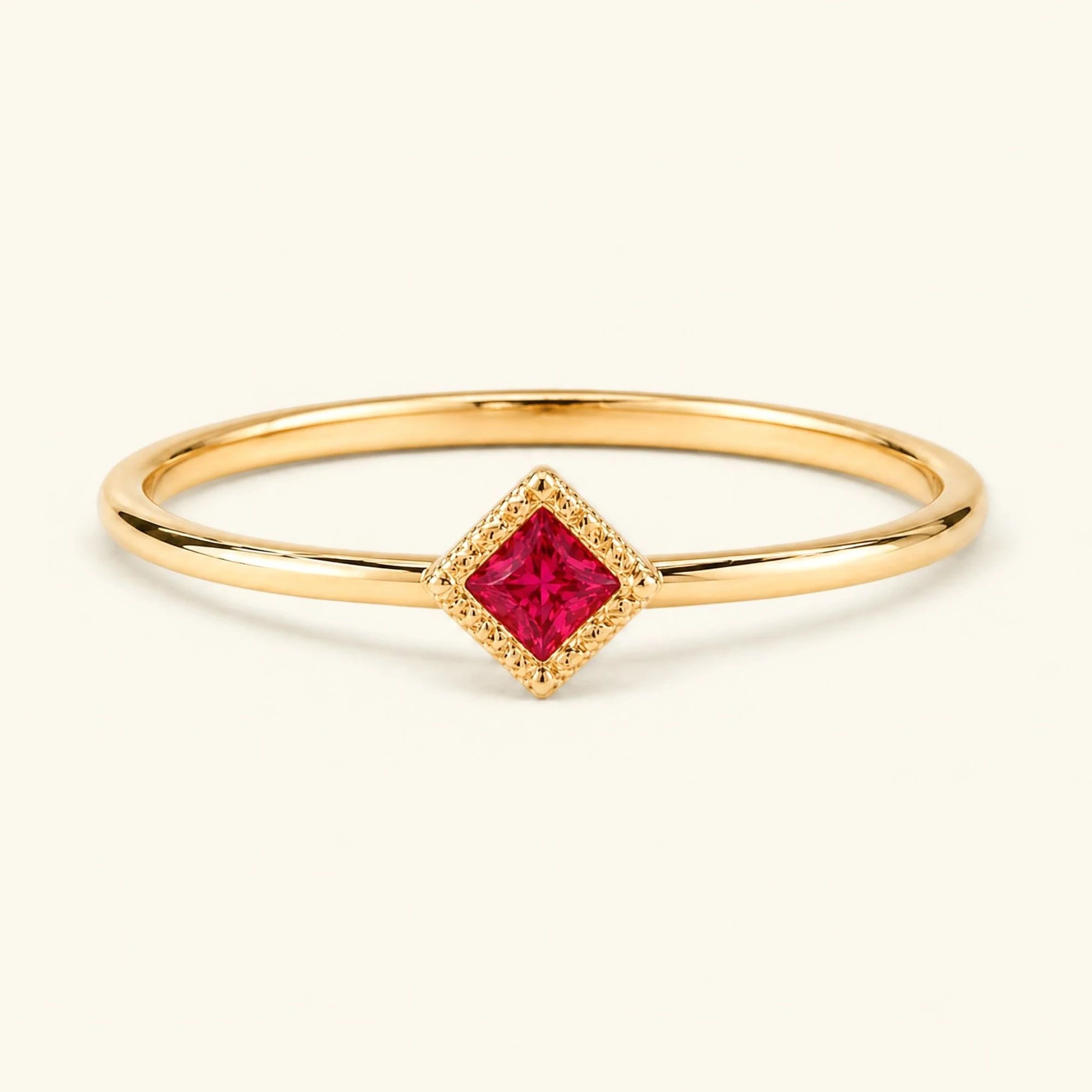Bague de fiançailles vintage Indrani — solitaire rubis taille princesse 4 mm, pierre carrée sertie grènetis (milgrain), en or jaune 18 carats