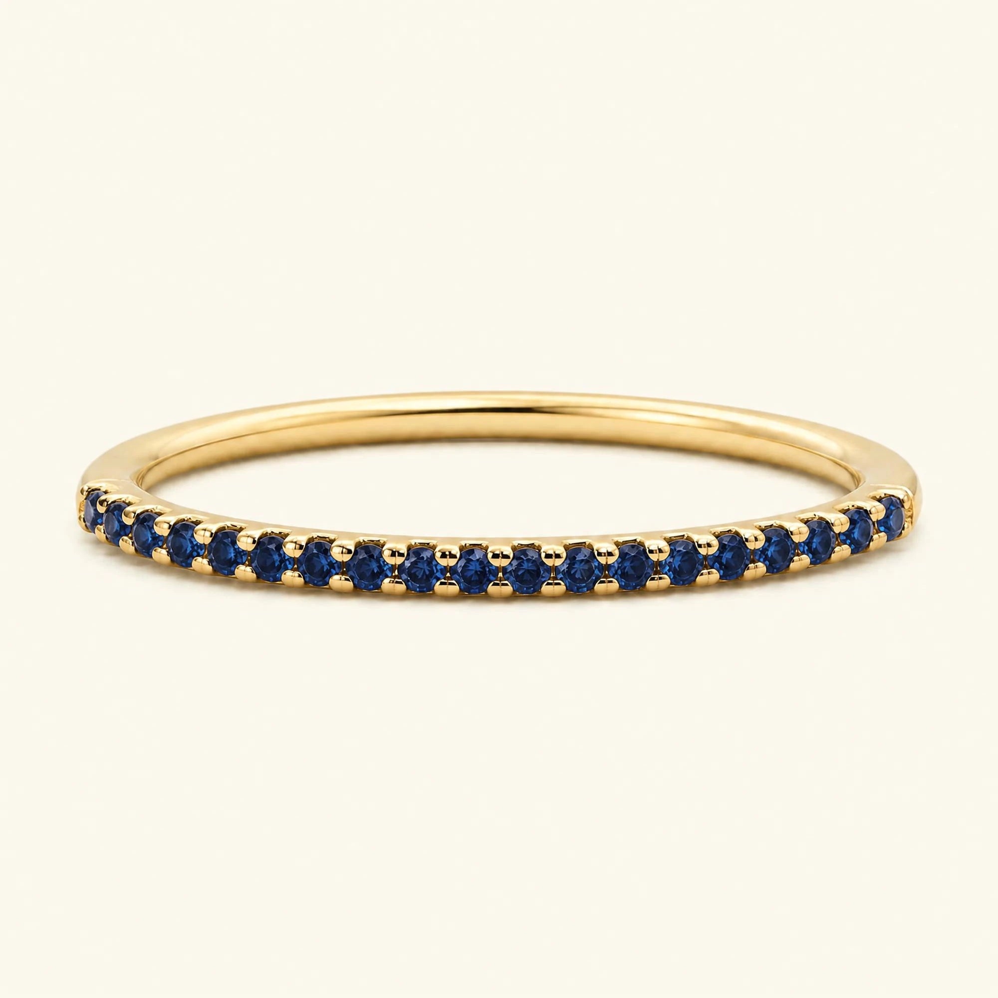 Bague éternité saphir demi-tour pavée en or jaune