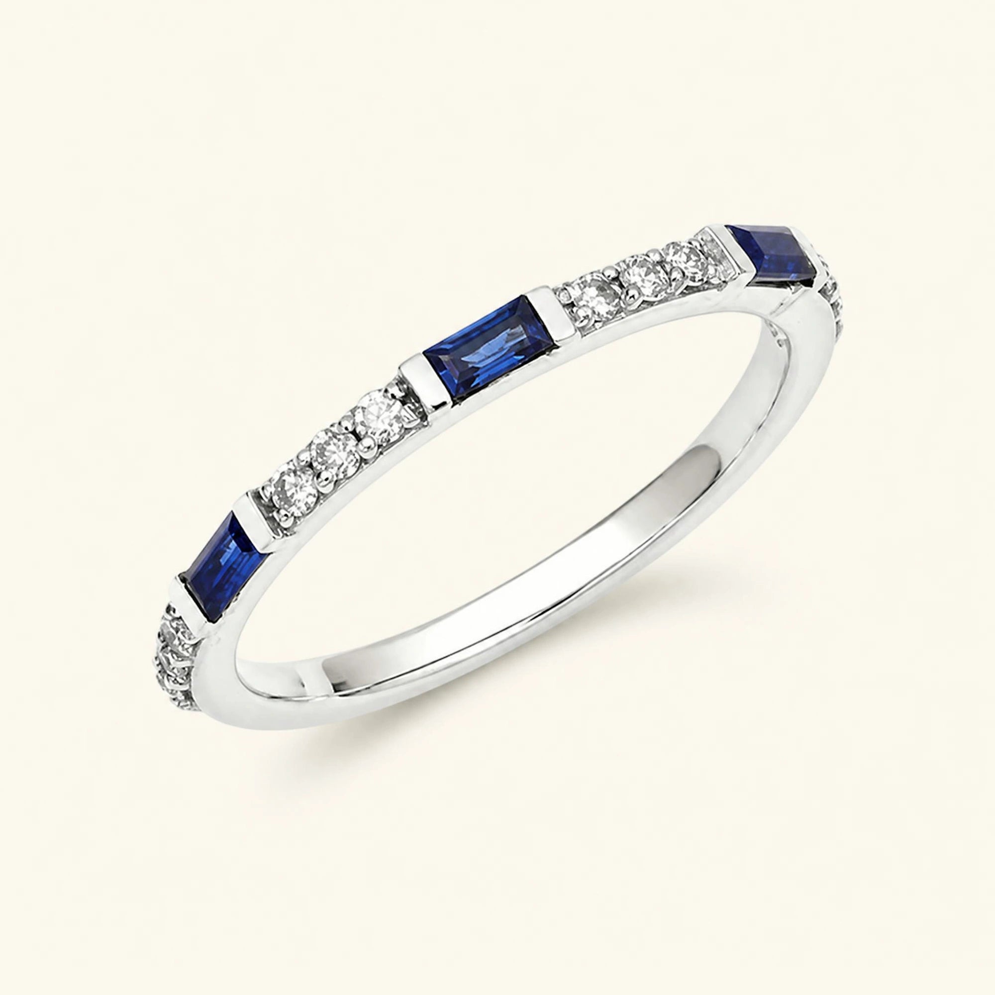 Bague semi eternitée baguette saphir et diamants ronds en or blanc 18cts