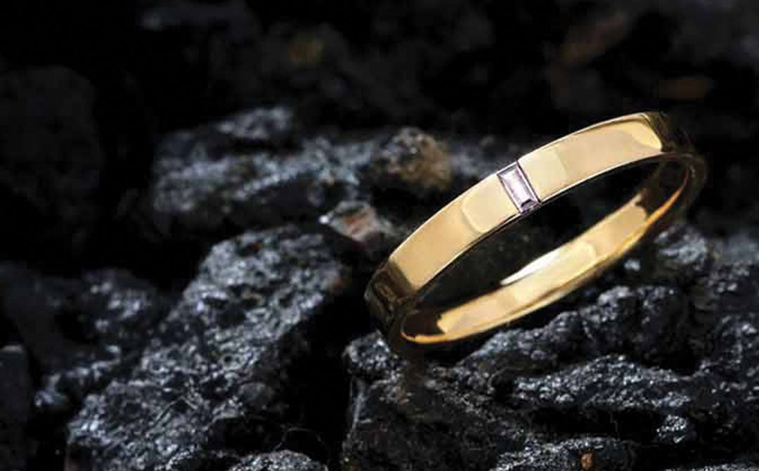 8 Gemologist Tips to Tell if an Emerald is Real 