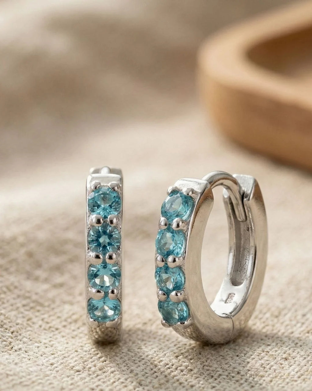 Mayuri aquamarine jewel in 18K white gold with oval-cut stone