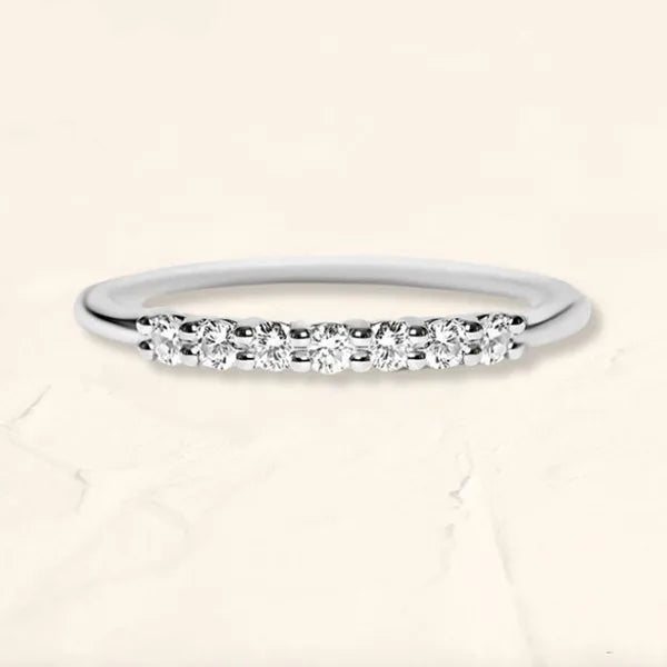 Bague Vadha en or blanc 18 carats sertie de diamants taillés brillant par Mayuri sur marbre beige