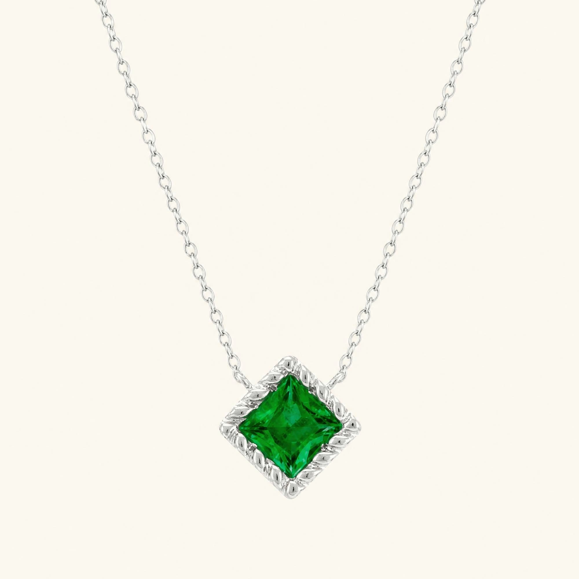 collier emeraude or blanc taille princesse