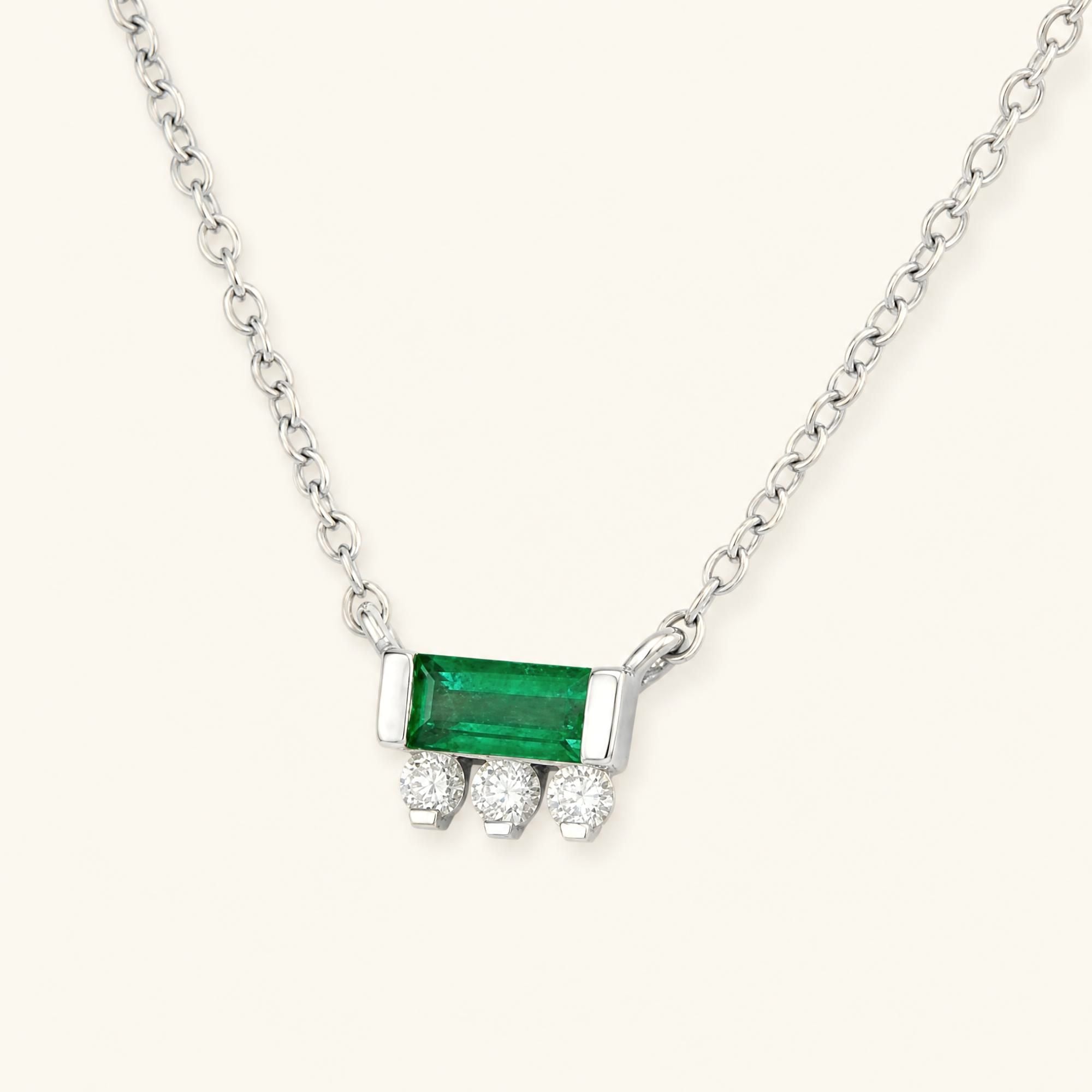 Prana necklace emerald white gold