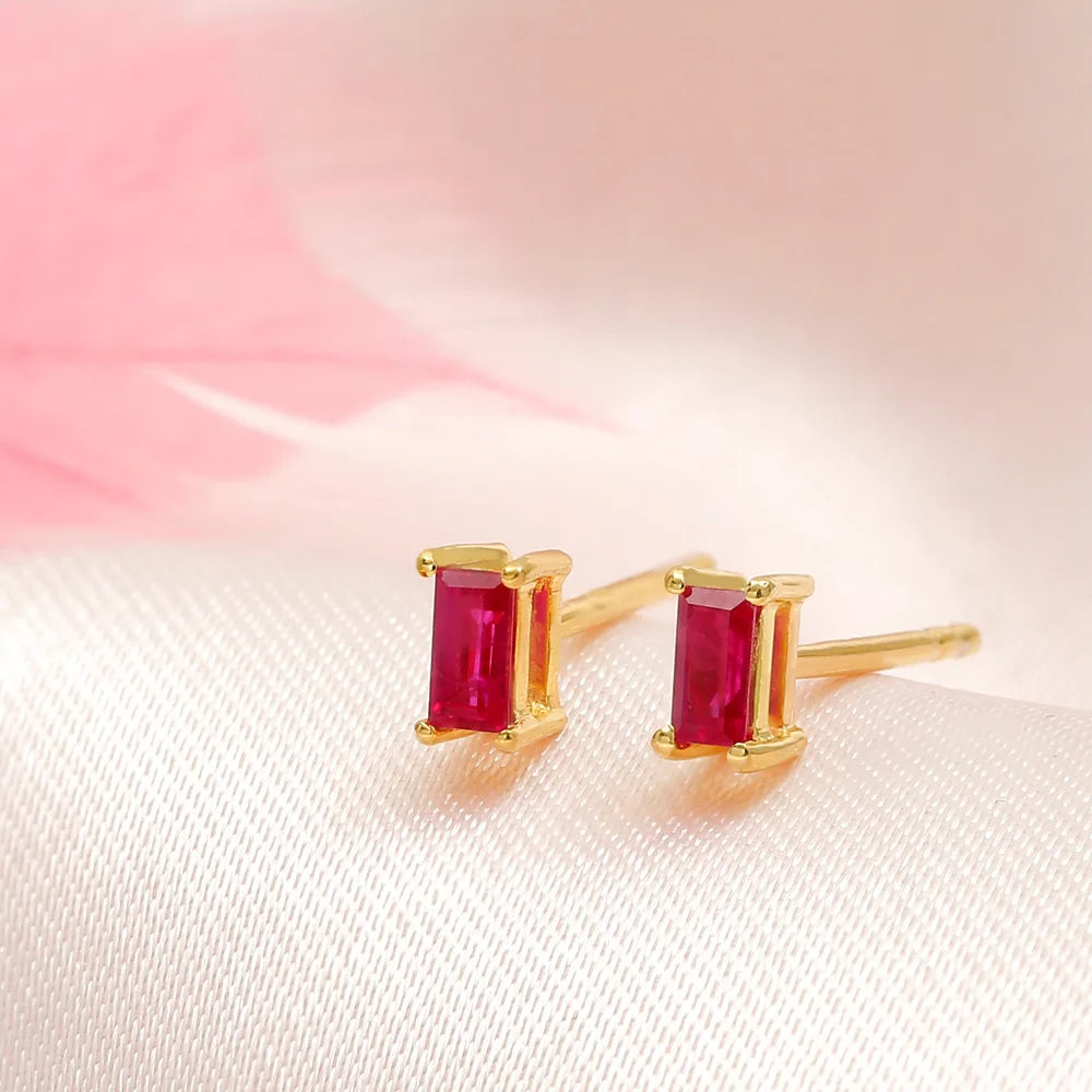 Boucles d'oreilles puces rubis baguette en or jaune 18 carats par Mayuri