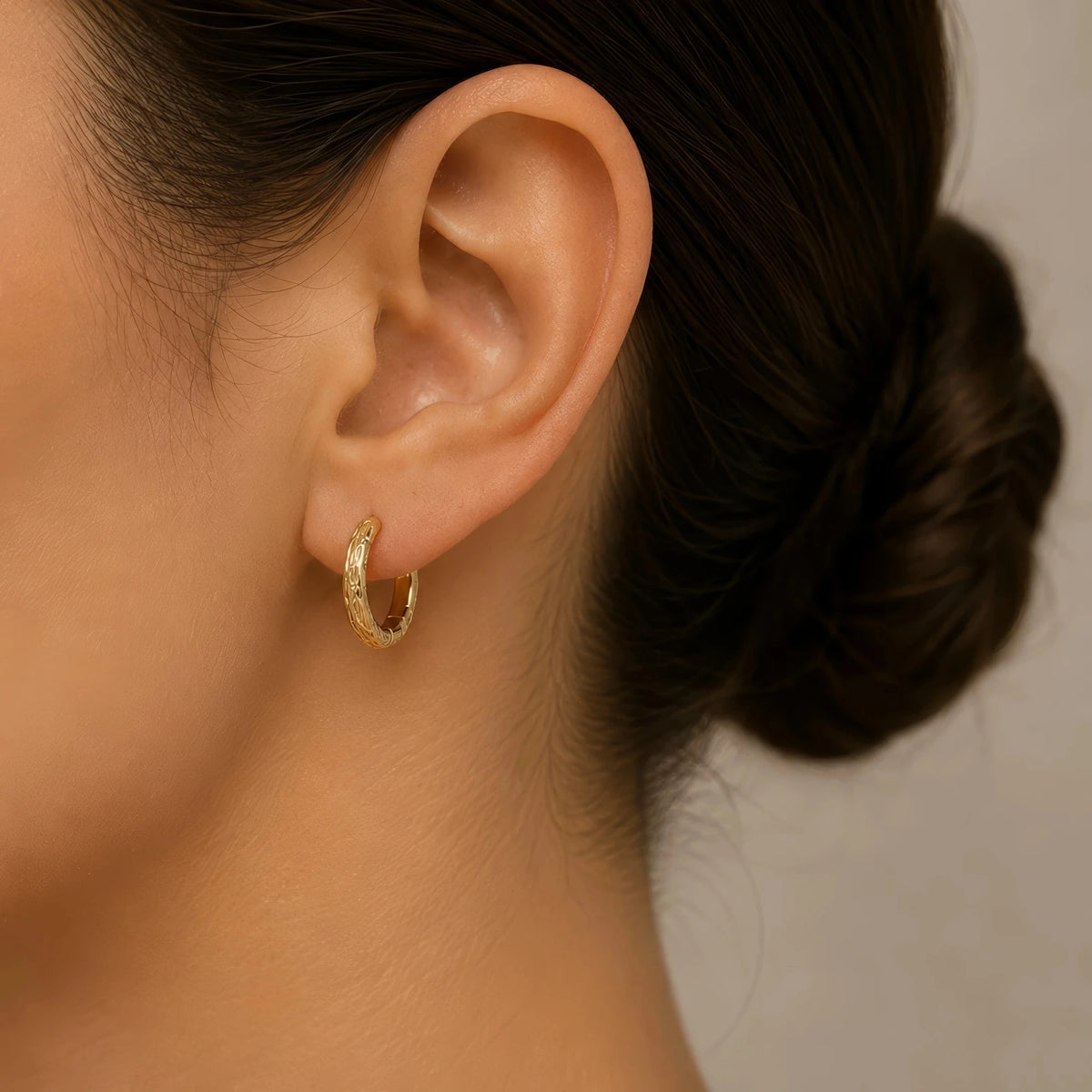 Sobek yellow gold hoop worn on the ear, hoop chiselled with crocodile scales