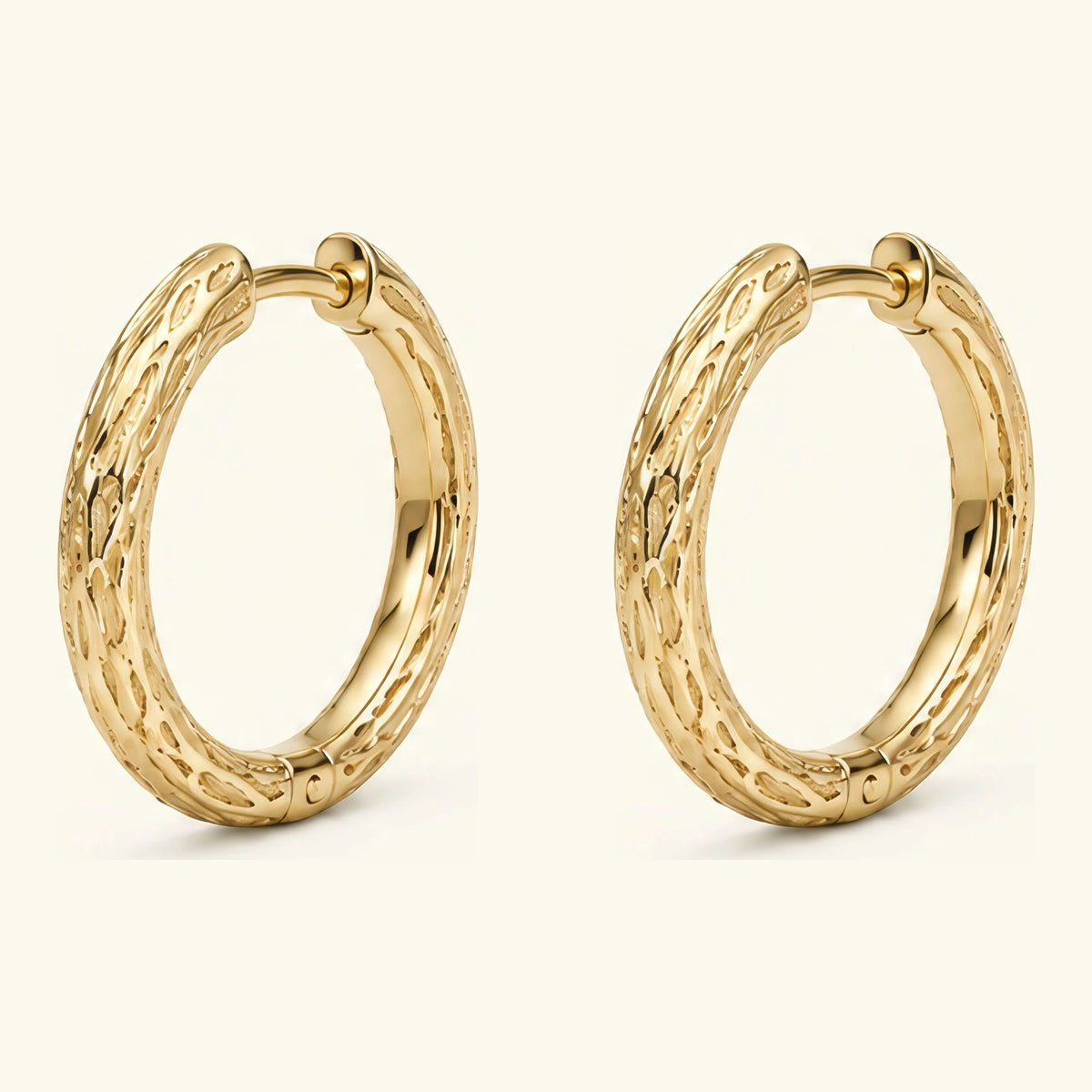 Sobek hoop earrings in 18K yellow gold, hoops chiselled with crocodile scales, hinged closure