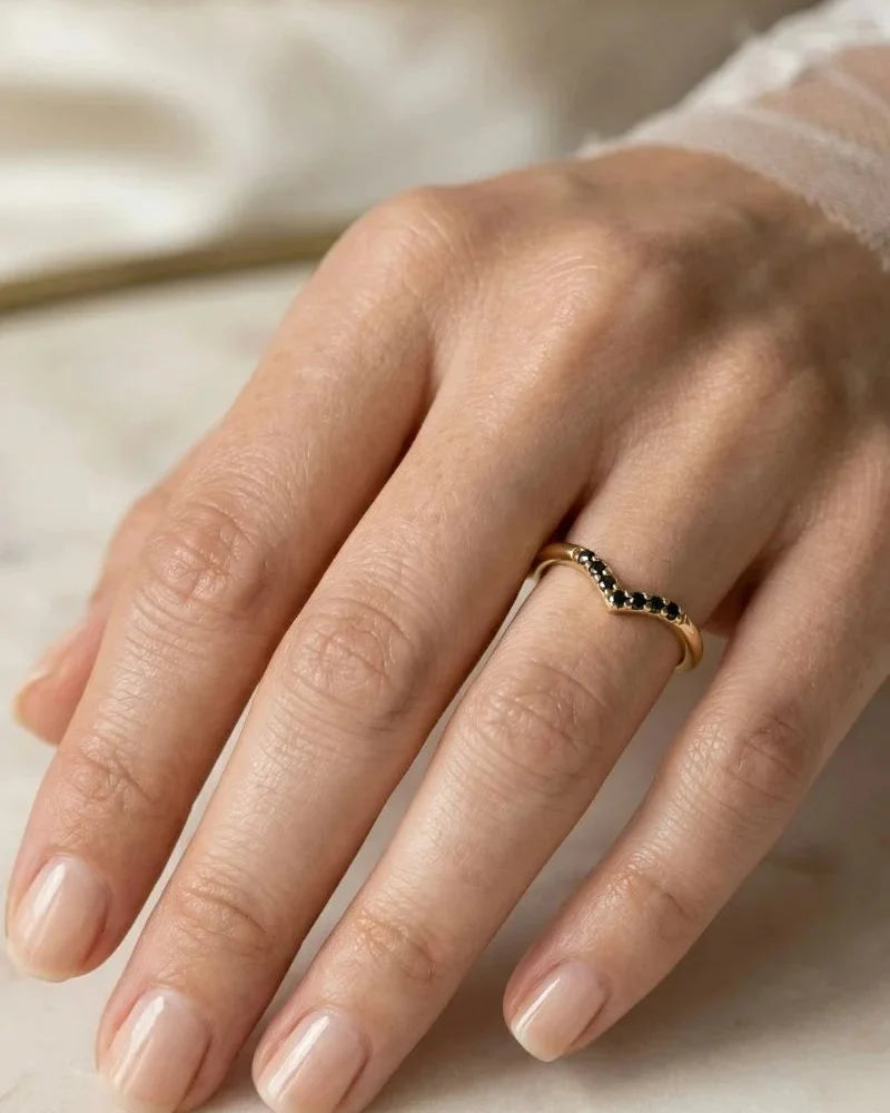 Bague de fiançailles en diamant noir Mayuri portée sur main féminine
