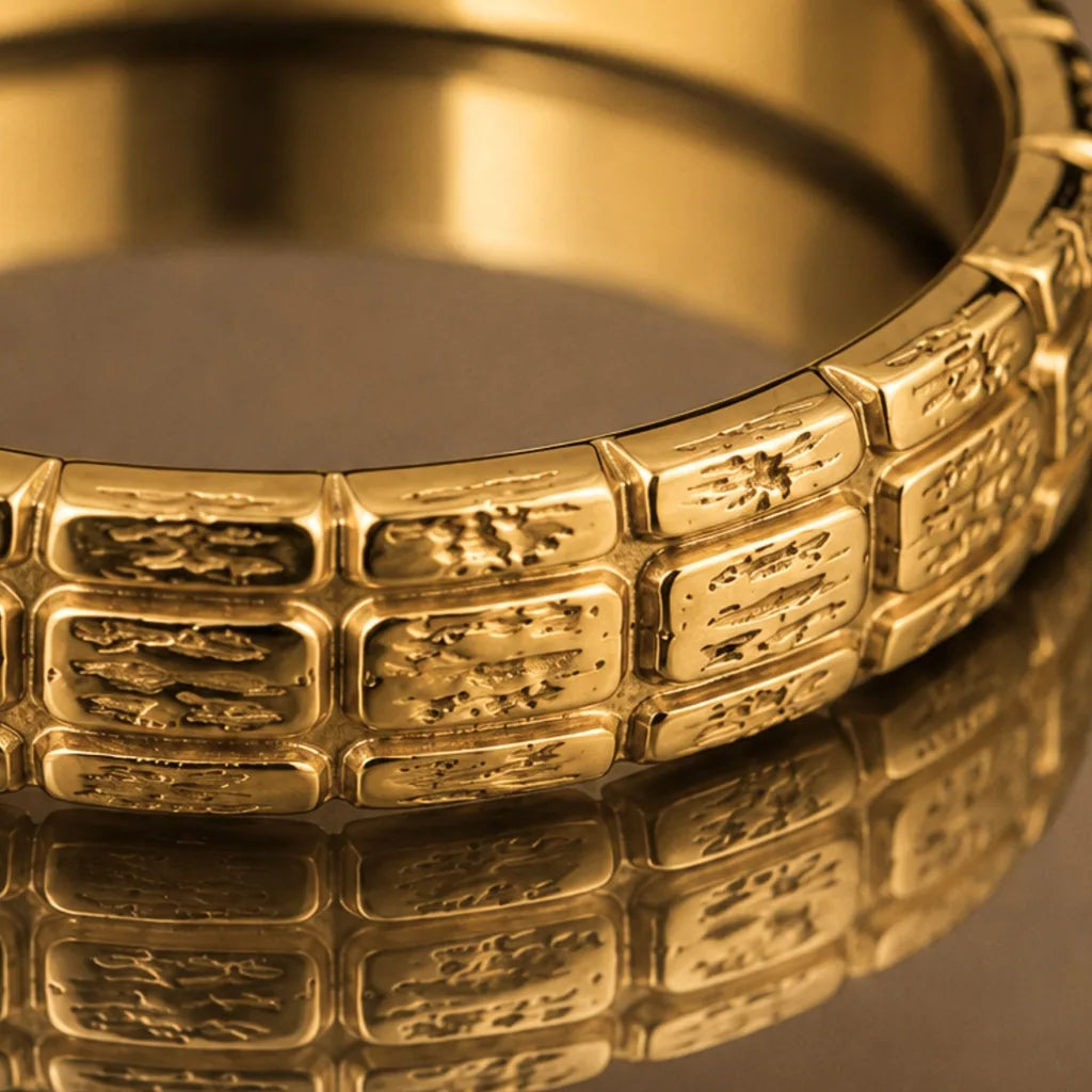 The Sobek men's wedding ring in 18ct yellow gold with a hammered scale texture, highlighting the relief and brilliance of the gold by Mayuri