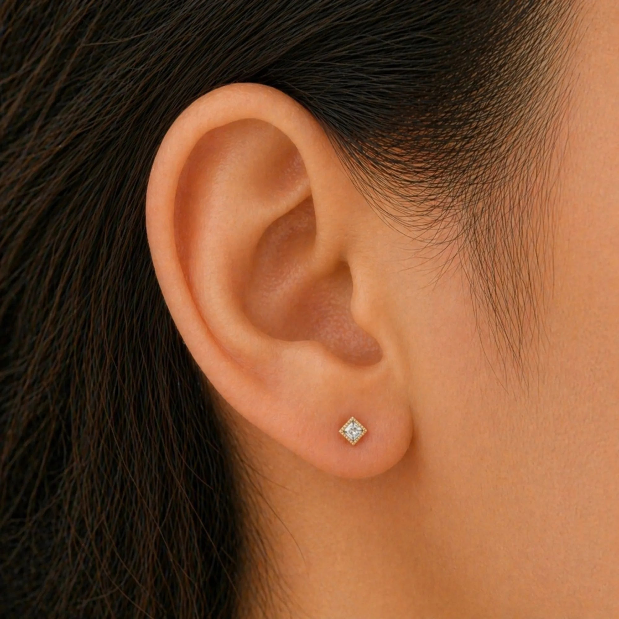 Boucles d'oreilles Indrani diamant portée