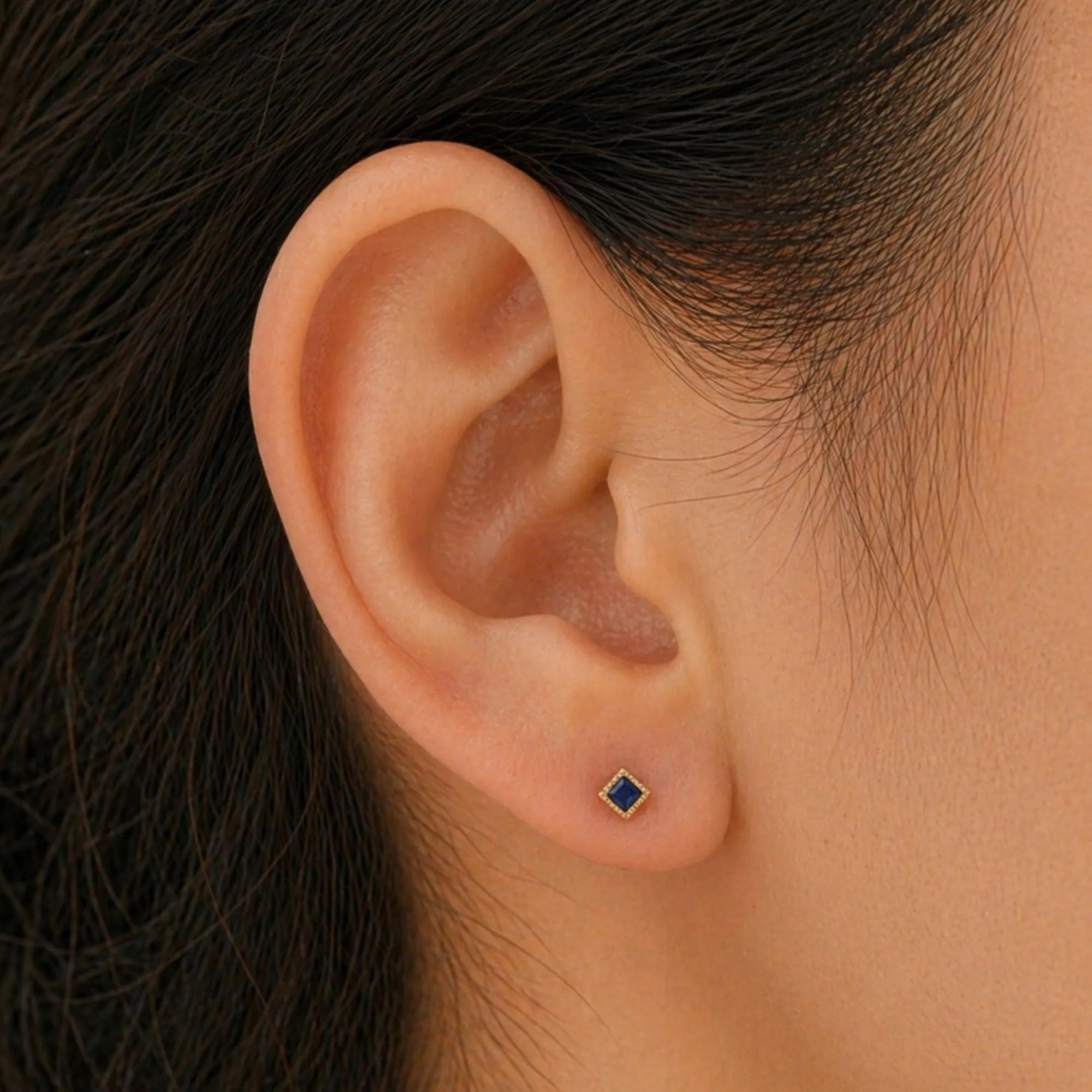 Boucles d'oreilles Indrani saphir portée