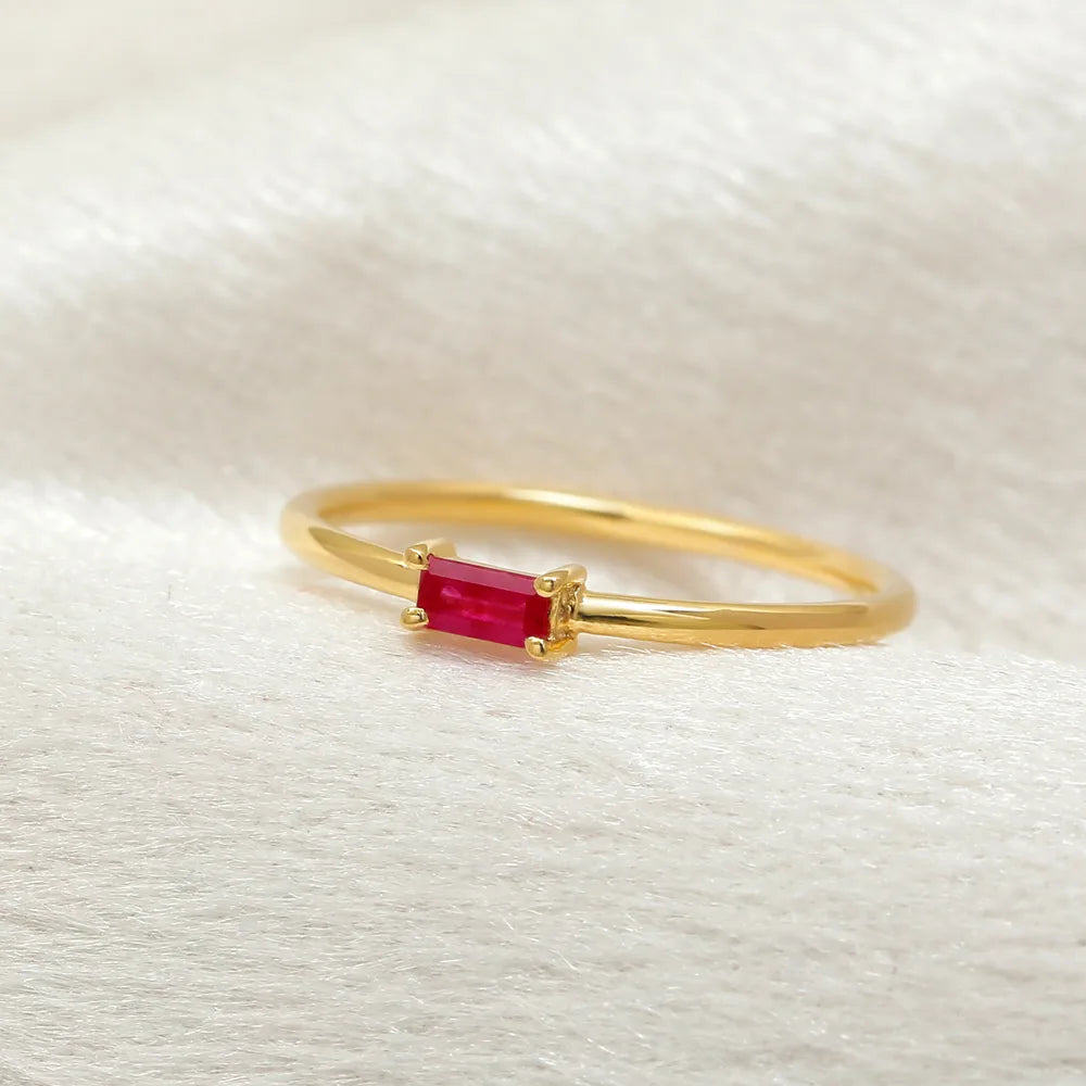 Bague Mayuri en or jaune 18 carats sertie d'un rubis taille émeraude sur fond neutre