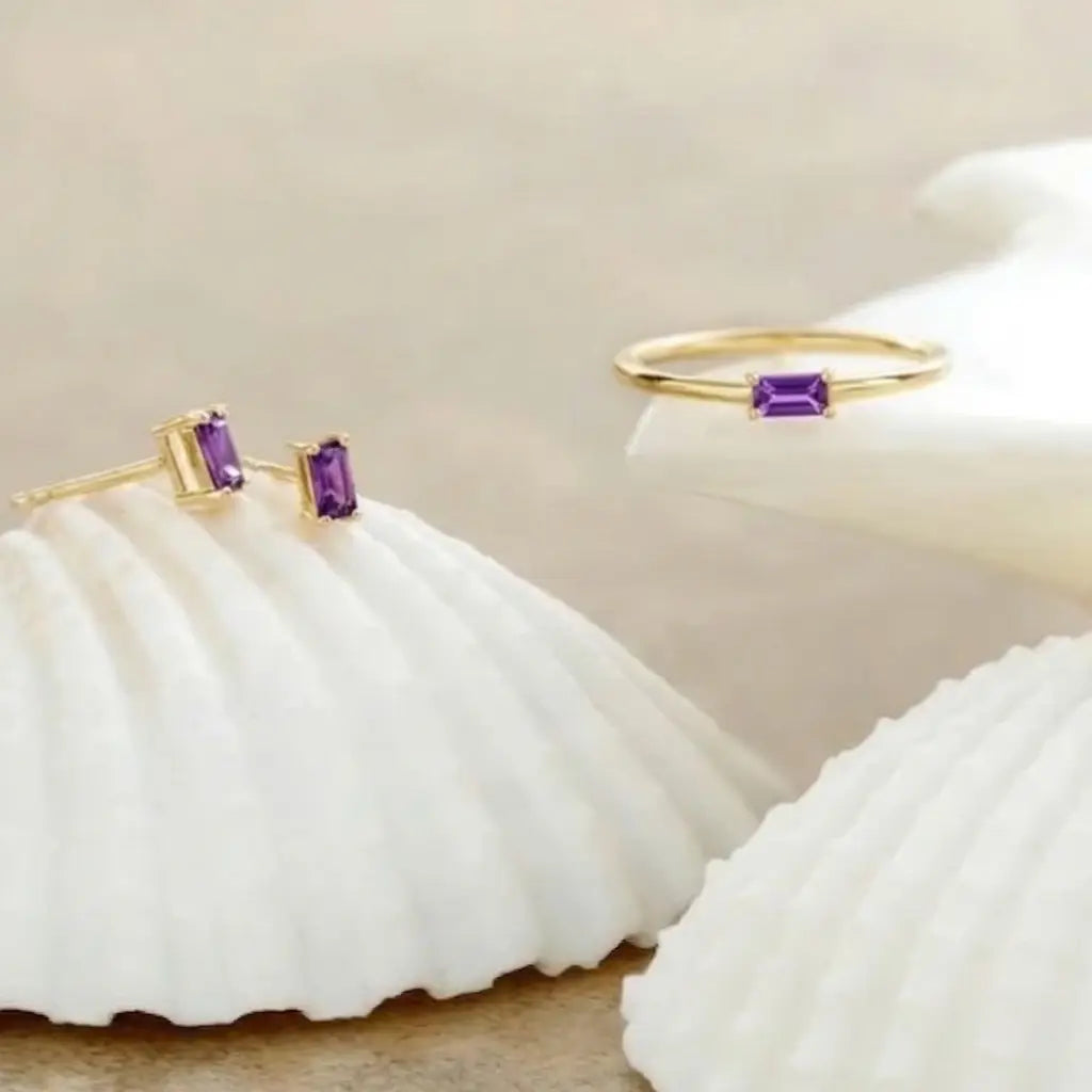 Earrings and ring in yellow gold set with baguette cut violet sapphires