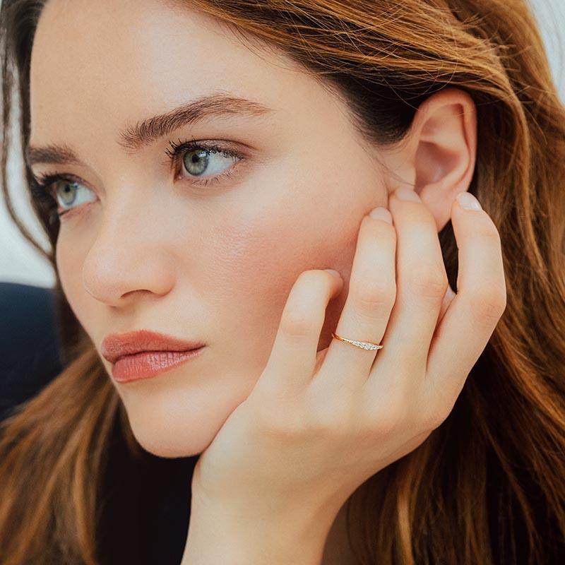 Thin ring with a gradient of diamonds