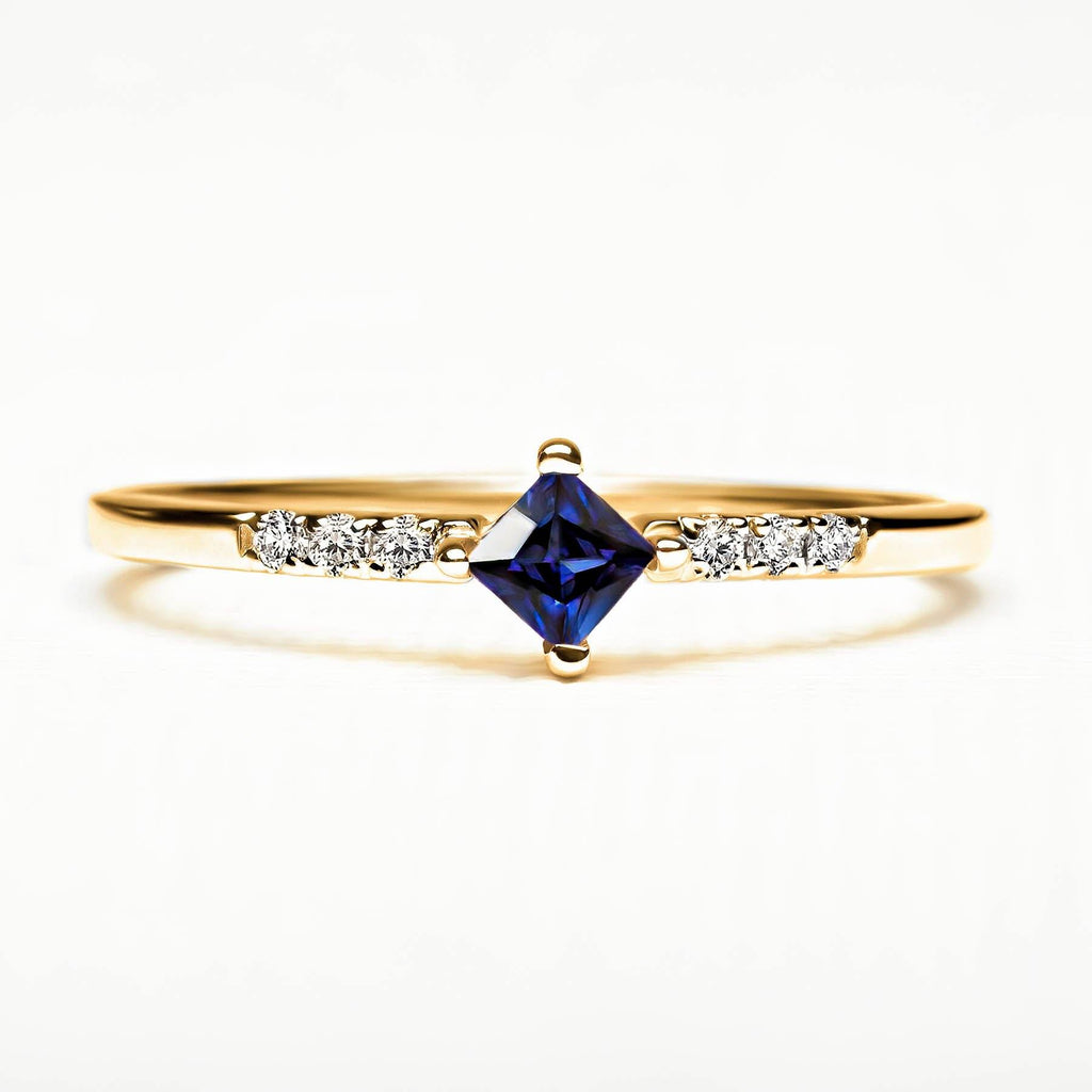 The Kali ring in 18K vermeil, set with a princess cut Sapphire and Diamond pave, by Mayuri