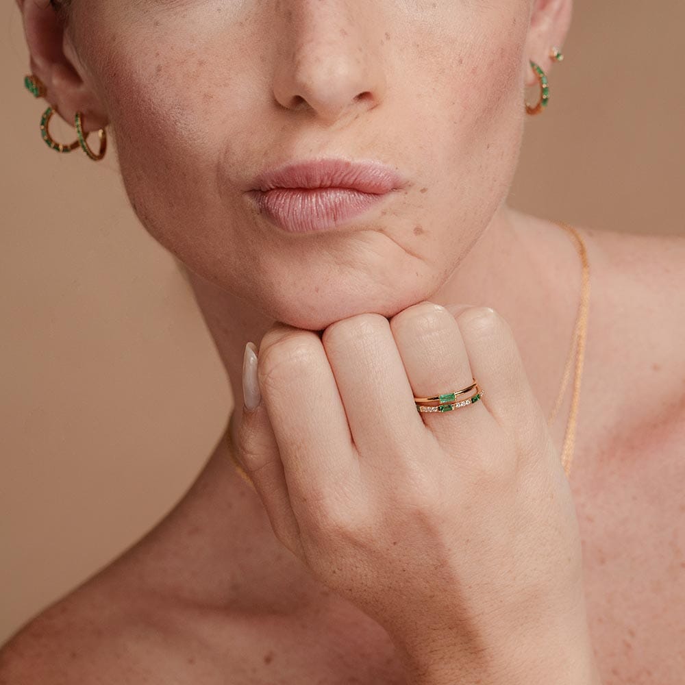 Combinaison alliance et bague de fiançailles en baguette émeraude et diamant