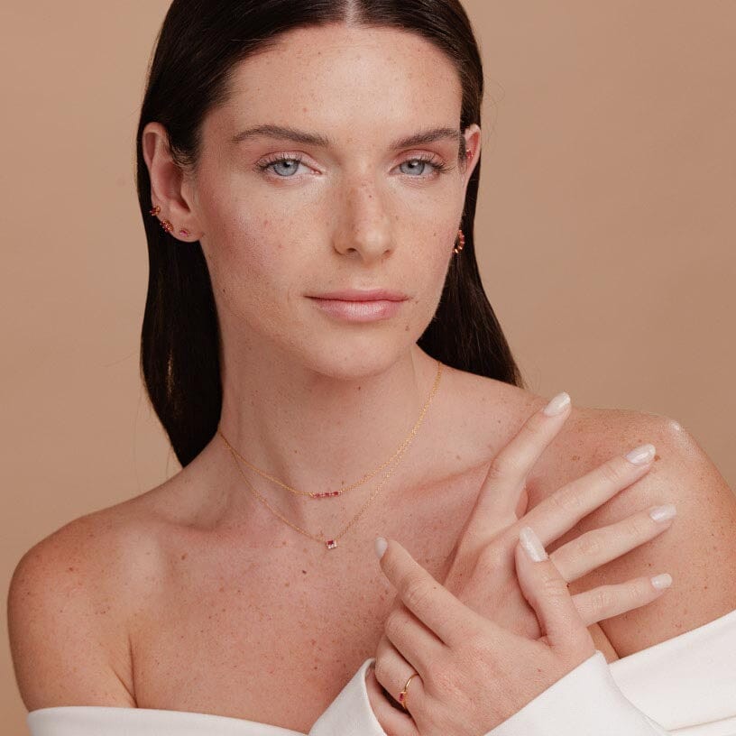 parue de colliers et boucles d'oreilles en rubis