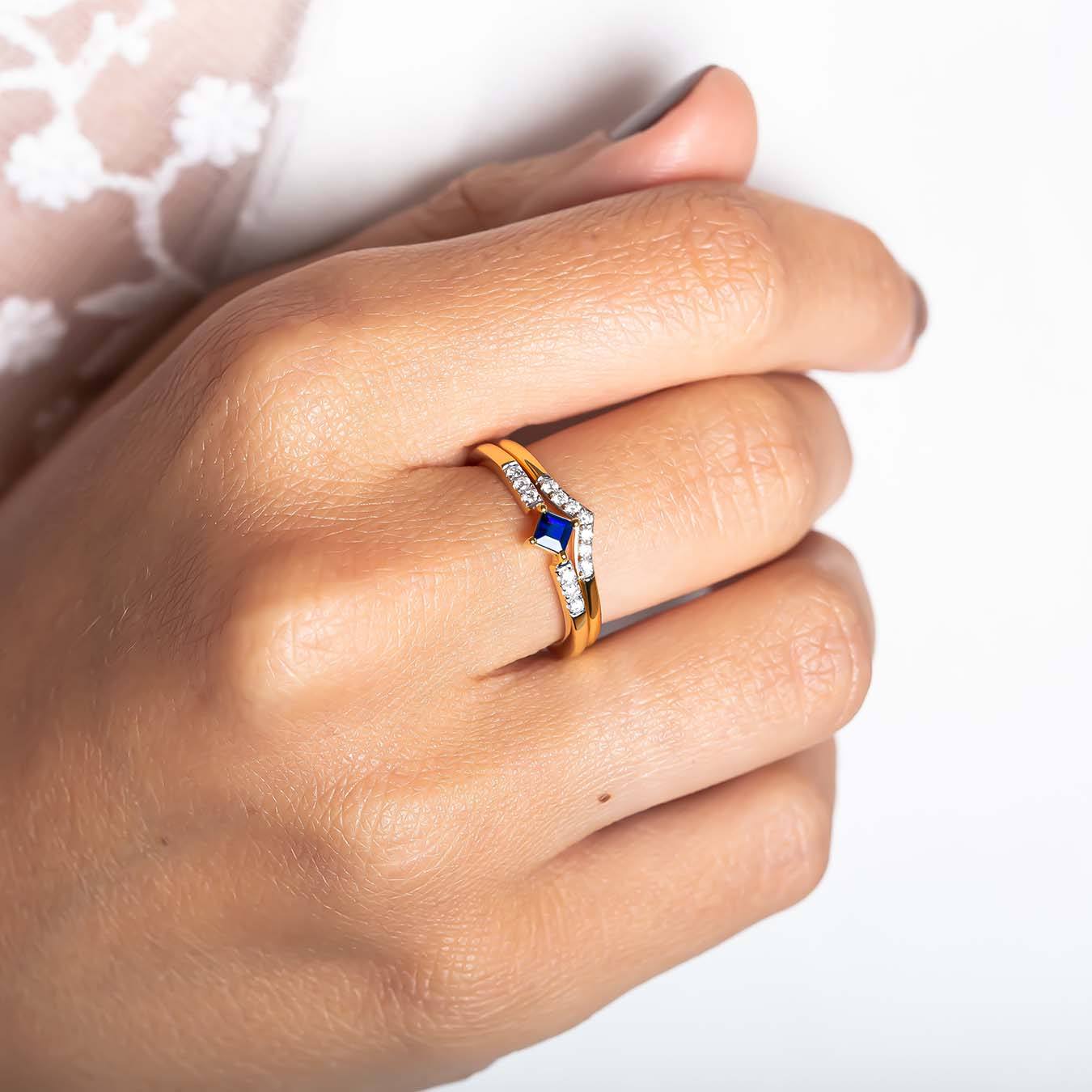 Combination engagement ring and V-shaped wedding band