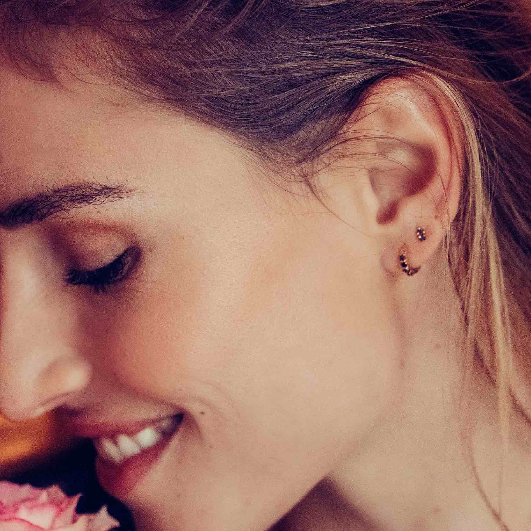 Boucles d'oreilles en or vermeil 18 carats et diamants noirs